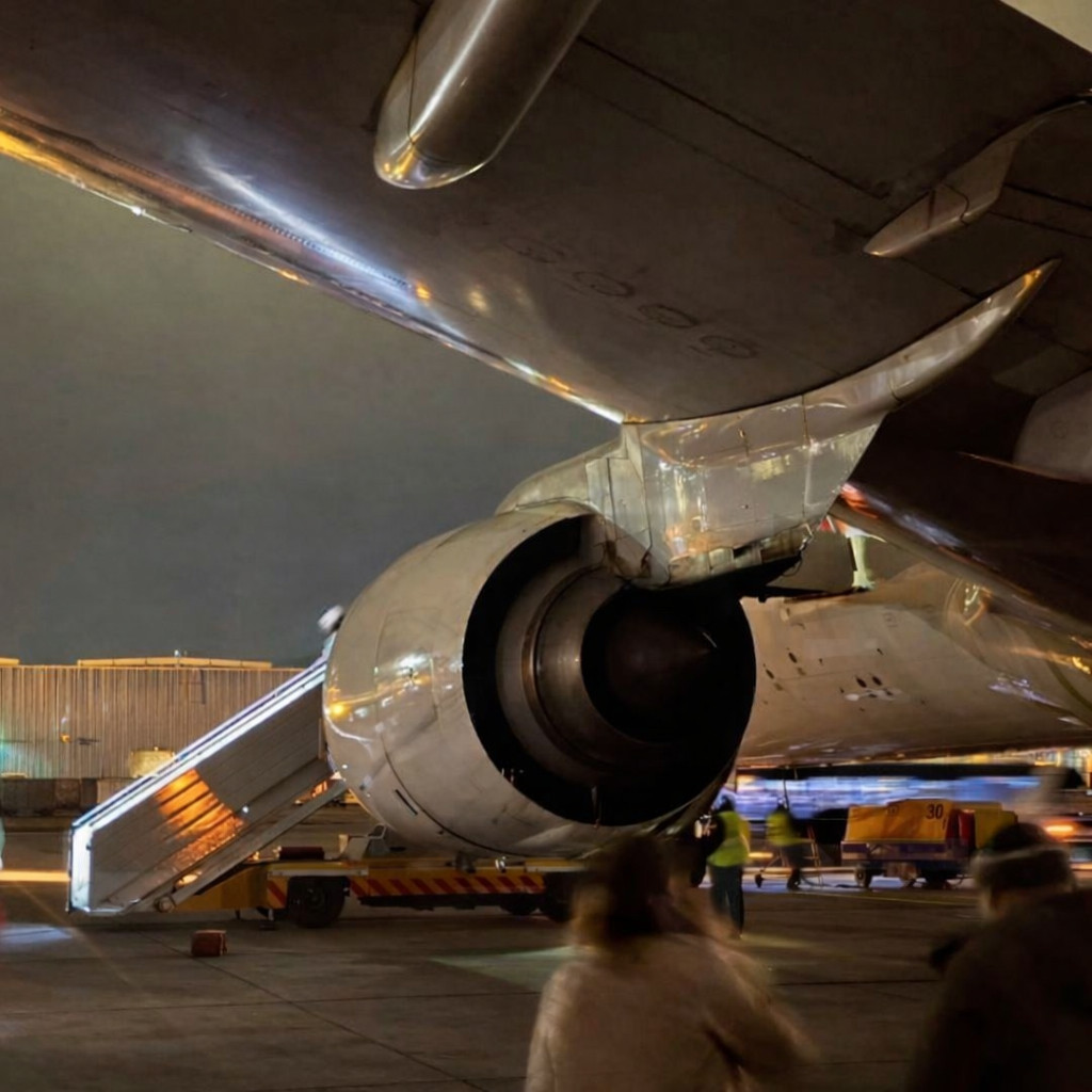 Аварійний двигун літака Boeing компанії Red Wings quhiqkkiqdziqqehab